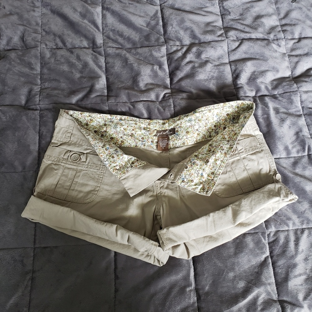 Angel Kiss Khaki Shorts Juniors 11